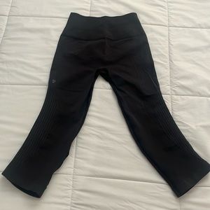 LULULEMON CROP LEGGINGS
